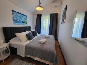 mała sypialnia z łóżkiem z dwoma ręcznikami w obiekcie Apartment Vita Lovran w mieście Lovran