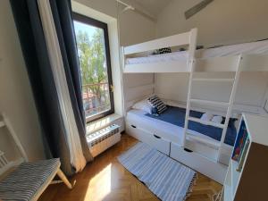 1 dormitorio con 2 literas y ventana en Apartment Vita en Lovran