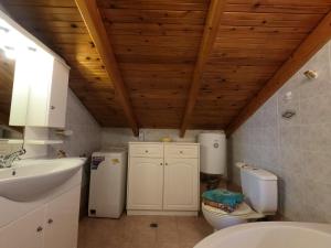 Kúpeľňa v ubytovaní Loft apartment 20m from sea + 37 fotografií
