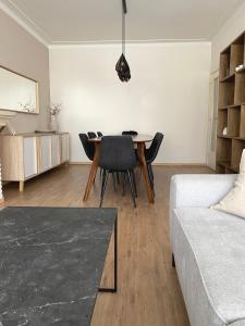 sala de estar con mesa y sofá en Cosy and Fully Equipped Apartment near Antwerp, en Amberes