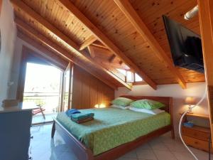 Posteľ alebo postele v izbe v ubytovaní Loft apartment 20m from sea