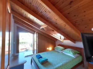 Posteľ alebo postele v izbe v ubytovaní Loft apartment 20m from sea