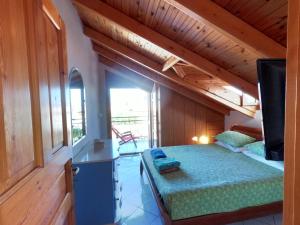 Posteľ alebo postele v izbe v ubytovaní Loft apartment 20m from sea