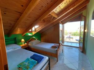 Posteľ alebo postele v izbe v ubytovaní Loft apartment 20m from sea
