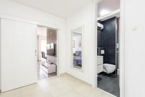 ein Bad mit WC und ein Bett in einem Zimmer in der Unterkunft Apartment Tina in Ploče