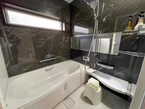 łazienka z wanną, toaletą i umywalką w obiekcie Fujisawa - House - Vacation STAY 88722 w mieście Fujisawa