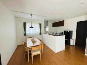 una cucina e una sala da pranzo con tavolo e sedie di Fujisawa - House - Vacation STAY 88722 a Fujisawa