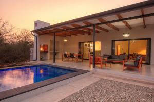 een huis met een zwembad voor een huis bij Cheetah's Run in Marloth Park