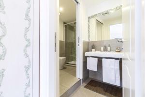 La salle de bains est pourvue d'un lavabo et d'un miroir. dans l'établissement Casa Contrada Bella, à Varenna