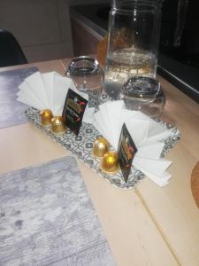 a tray with white and gold balls on a table at R&M un moment de relaxation in Wardrecques