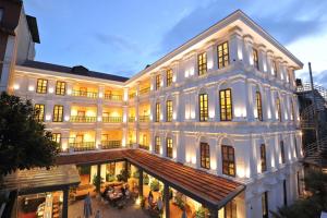 un grande edificio bianco con luci accese di Seto Ghar Hotel a Kathmandu