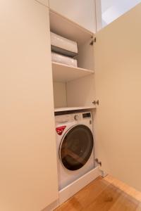 a laundry room with a washing machine in a closet at Vallikraavi Studio Apartment in Tartu