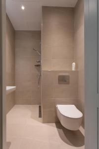 uma casa de banho com um WC e um chuveiro em Vallikraavi Studio Apartment em Tartu