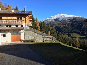 a building with a view of a mountain at Oeberst-hof in Sarntal