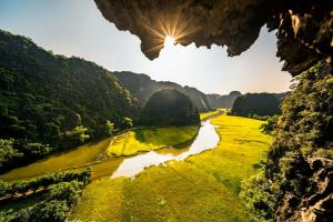 vista sul fiume dall'interno di una grotta di Tam Coc Horizon Bungalow a Ninh Binh