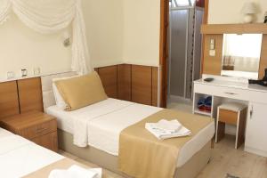 Postel nebo postele na pokoji v ubytování Kervansaray Hotel