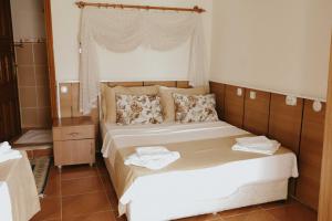 Postel nebo postele na pokoji v ubytování Kervansaray Hotel
