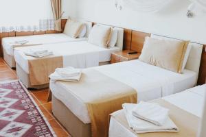 Postel nebo postele na pokoji v ubytování Kervansaray Hotel