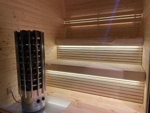 Apartamenty Carpe Diem في أوسترون: ساونا مع مقعد في غرفة خشبية