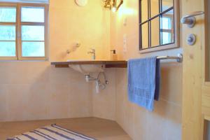 a bathroom with a sink and a mirror at Holstein-Höfle, ArgenInsel in Argenbühl