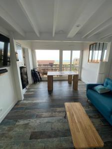 Televízia a/alebo spoločenská miestnosť v ubytovaní Splendide appartement vue océan le Penon
