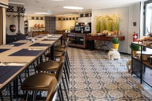 Un restaurante u otro lugar para comer en Numa Hotel Jaffa