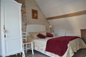 ein Schlafzimmer mit einem Bett im Dachgeschoss in der Unterkunft Gite Art&Mie à l’entrée du Parc de CHAMBORD in Huisseau-sur-Cosson