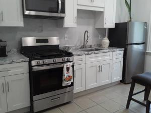 A kitchen or kitchenette at Cool 3 BR for U Near Manhattan View, 15 Min to NYC