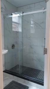 Koupelna v ubytování Cool 3 BR for U Near Manhattan View, 15 Min to NYC