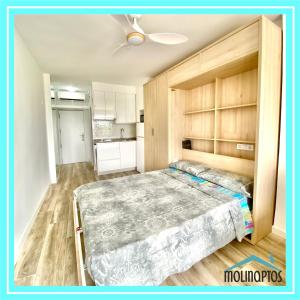 ein Schlafzimmer mit einem großen Bett in einem Zimmer in der Unterkunft Estudio 31 Frente al Mar by Molinaptos in Benidorm