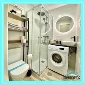 ein Bad mit einem WC, einem Waschbecken und einer Waschmaschine in der Unterkunft Estudio 31 Frente al Mar by Molinaptos in Benidorm