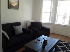 Predel za sedenje v nastanitvi Cool 3 BR for U Near Manhattan View, 15 Min to NYC