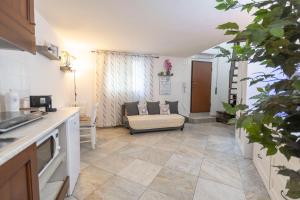 Modern House 5 Star - Parcheggio & Wi-Fi Gratis في فيرّارا: مطبخ وغرفة معيشة مع أريكة في غرفة