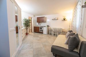 sala de estar con sofá y cocina en Modern House 5 Star - Parcheggio & Wi-Fi Gratis, en Ferrara