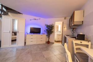 a kitchen with purple ceilings and a kitchen with a tv at Modern House 5 Star - Parcheggio & Wi-Fi Gratis in Ferrara
