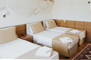 Postel nebo postele na pokoji v ubytování Kervansaray Hotel