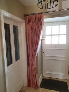 una stanza con una porta e una finestra e una tenda di Mounvaud Lodge a Stradbally