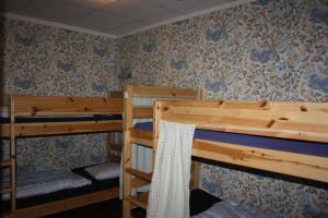 2 Etagenbetten in einem Zimmer mit einer Wand in der Unterkunft Hostel Bed & Breakfast in Stockholm