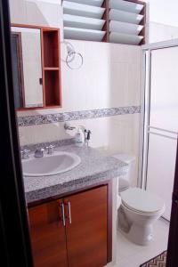 a bathroom with a sink and a toilet at Apartamento confortable, cerca a la Basílica in Buga