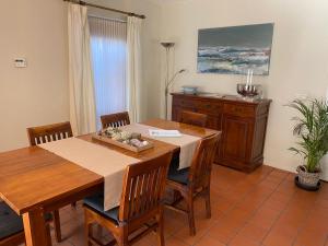 een eetkamer met een houten tafel en stoelen bij Lonestar Appartement in Burgh Haamstede