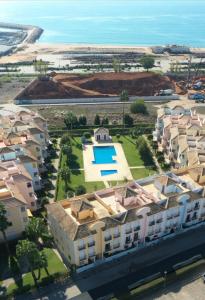 widok z powietrza na ośrodek z basenem w obiekcie Beach Apartment Villa Columbus w mieście Vilamoura