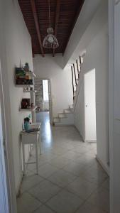 un corridoio con scale e un tavolo in una stanza di Ma mer a Naxos Chora