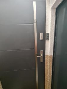 drzwi w pokoju obok drzwi z drzwiami w obiekcie Apartament Rynek w mieście Głogówek
