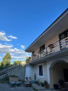 ein Gebäude mit Balkon darüber in der Unterkunft Monte Bianco in Mestia