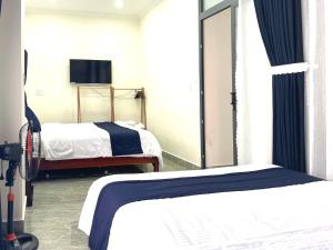 Postel nebo postele na pokoji v ubytování Bách Thảo Hotel