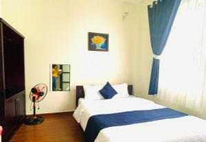 Postel nebo postele na pokoji v ubytování Bách Thảo Hotel