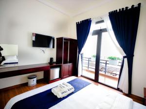 Postel nebo postele na pokoji v ubytování Bách Thảo Hotel