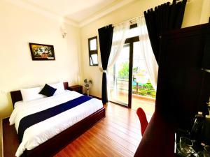 Postel nebo postele na pokoji v ubytování Bách Thảo Hotel