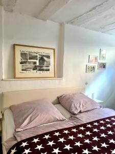 ein Bett mit einer amerikanischen Fahnendecke darauf in der Unterkunft Townhouse 1 Deidesheim in Deidesheim