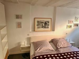 a bedroom with a bed with an american flag blanket at Townhouse 1 Deidesheim in Deidesheim